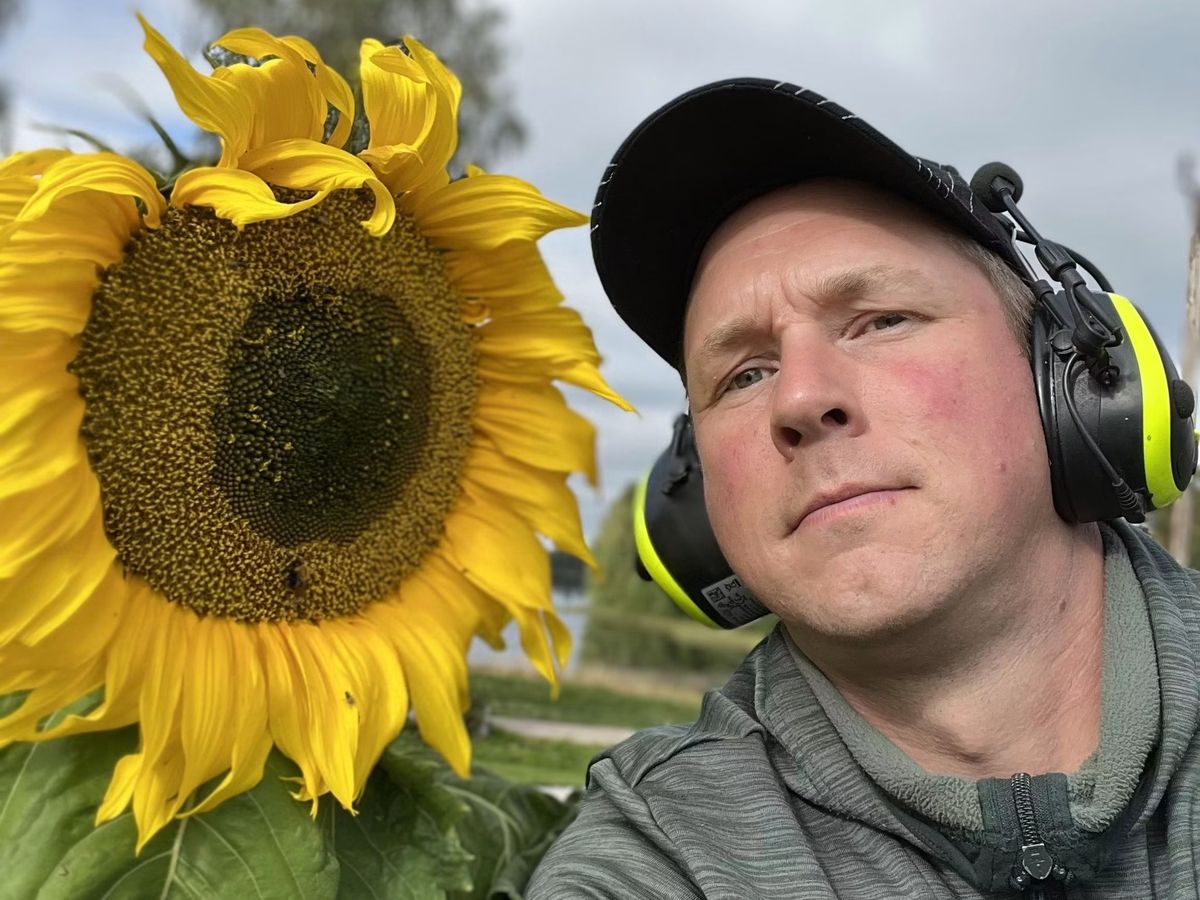 Anders Åslund med hörselskydd och keps